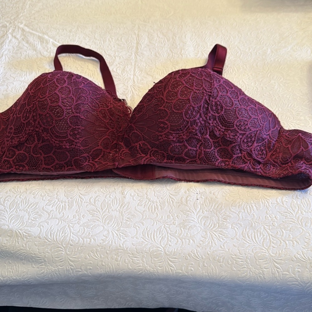 Elegant Lace Women's Bra in Burgundy